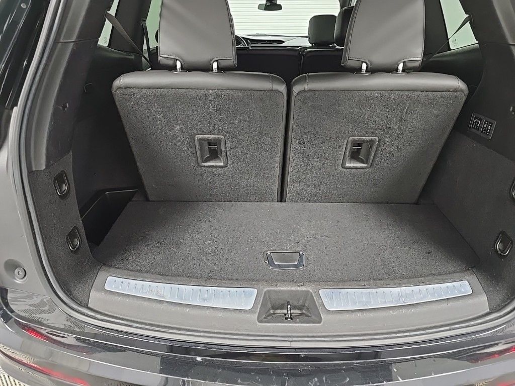 Vehicle image 24 of 33