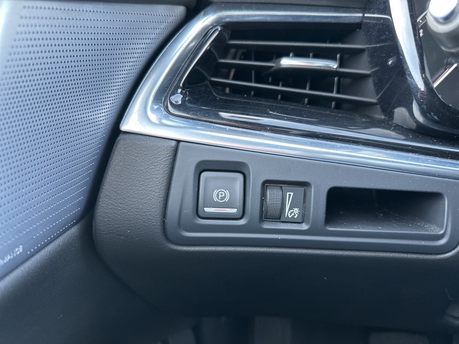Vehicle image 27 of 36