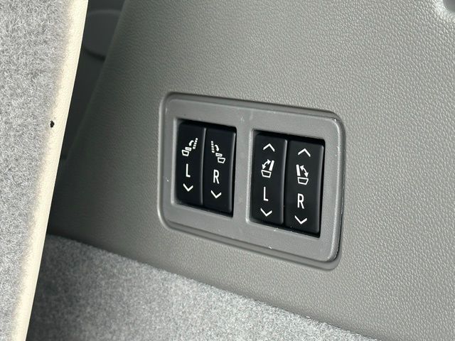Vehicle image 22 of 28