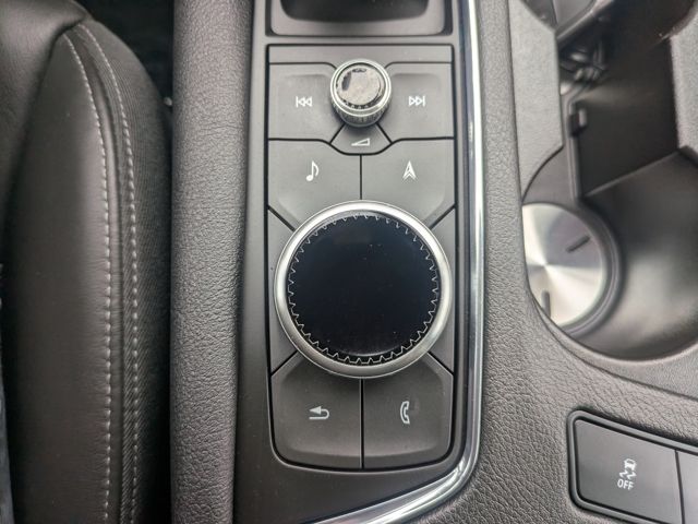 Vehicle image 27 of 32