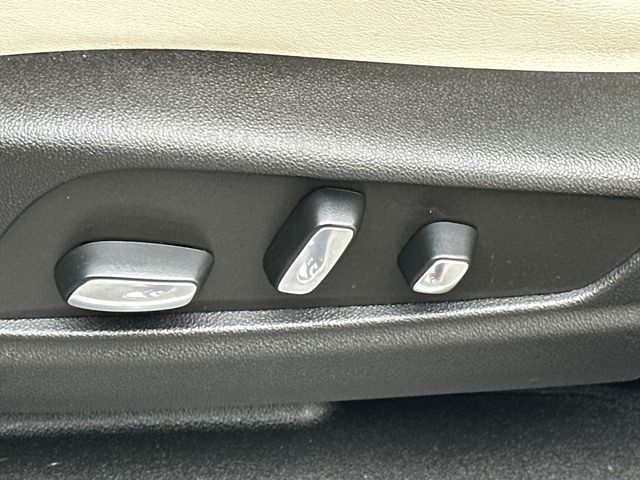 Vehicle image 23 of 38