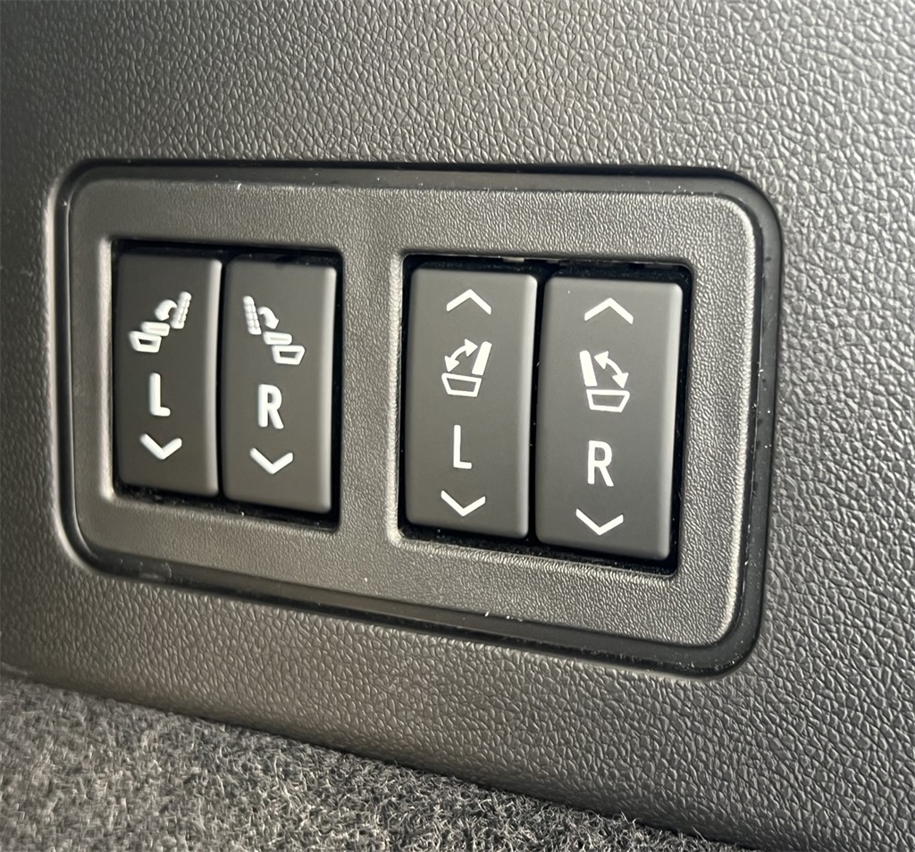 Vehicle image 17 of 41
