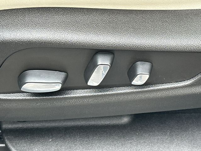 Vehicle image 25 of 38