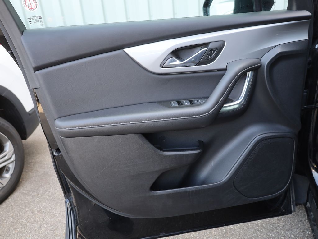 Vehicle image 29 of 44
