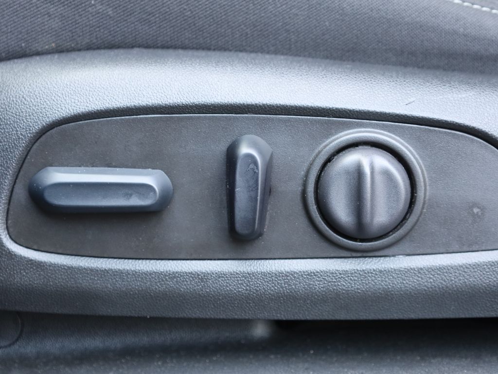 Vehicle image 27 of 44