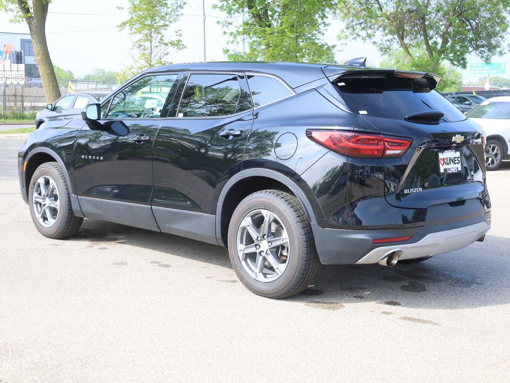 Vehicle image 8 of 44