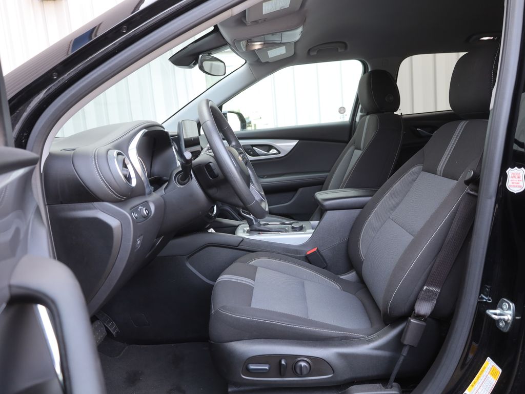 Vehicle image 26 of 44