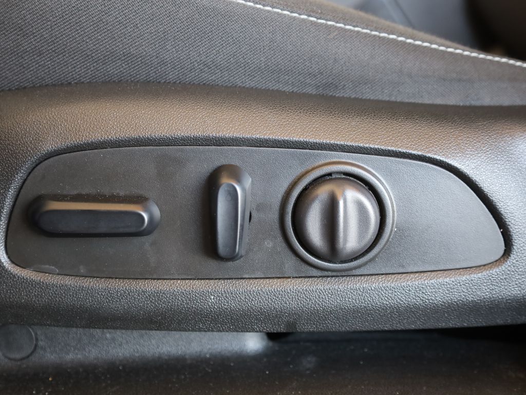 Vehicle image 27 of 42