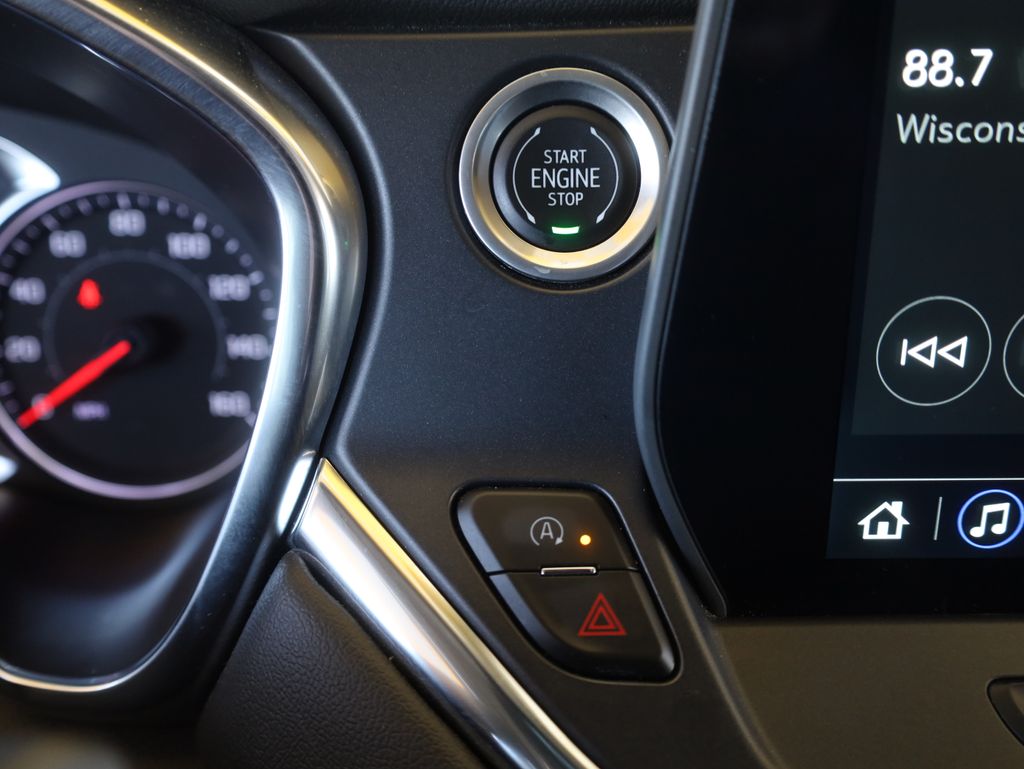 Vehicle image 33 of 42