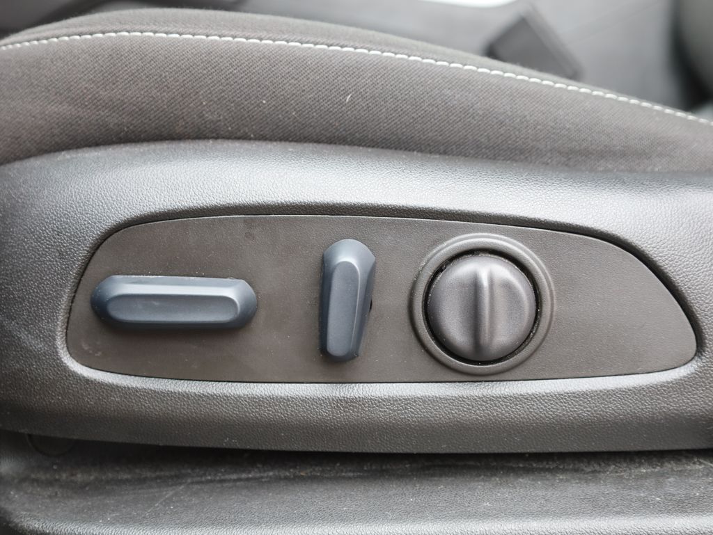 Vehicle image 25 of 43