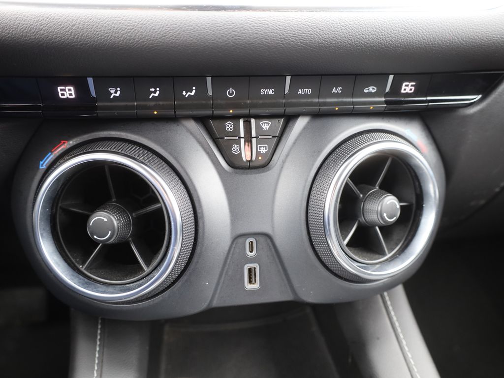 Vehicle image 33 of 43