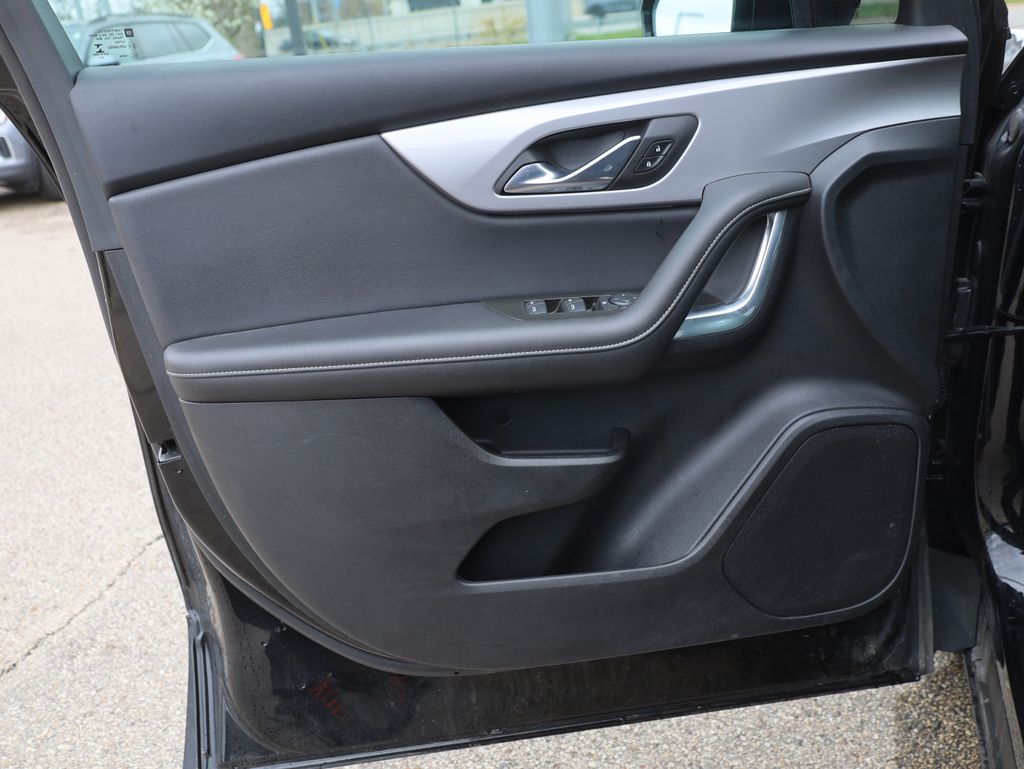 Vehicle image 27 of 43