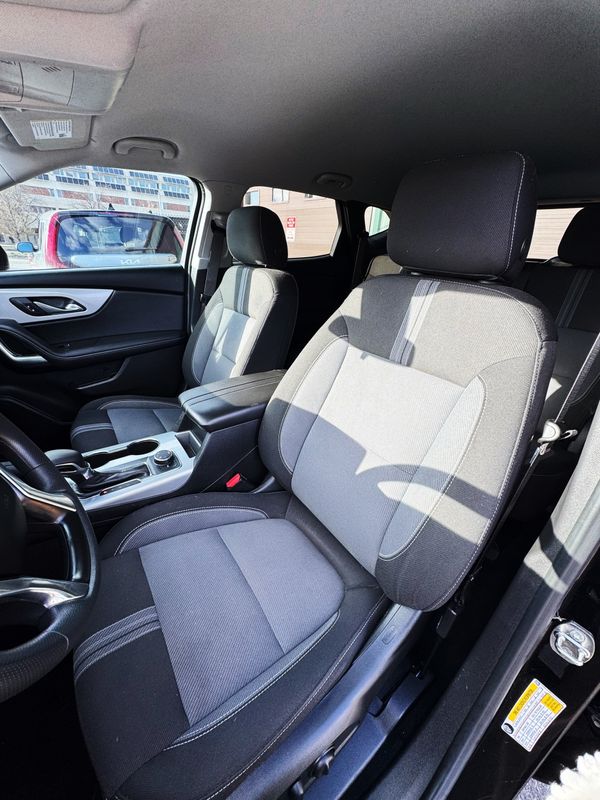 Vehicle image 9 of 11