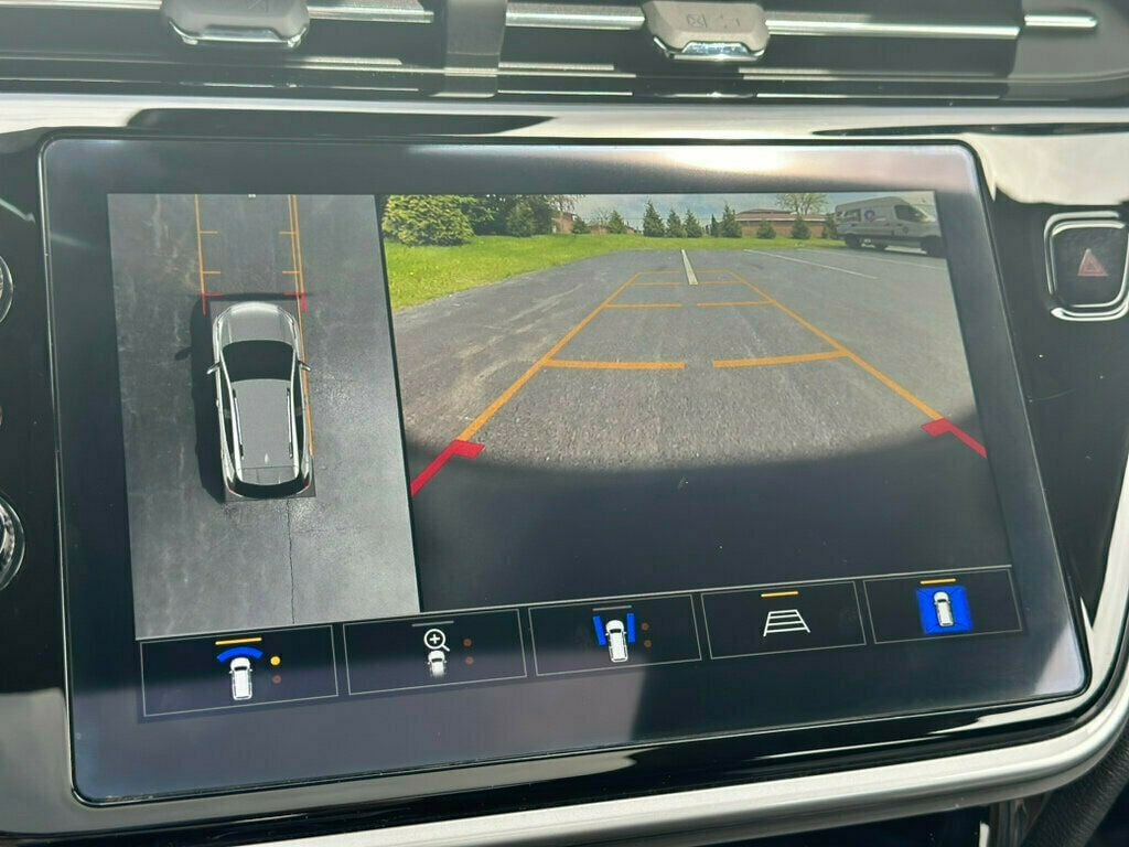 Vehicle image 28 of 33