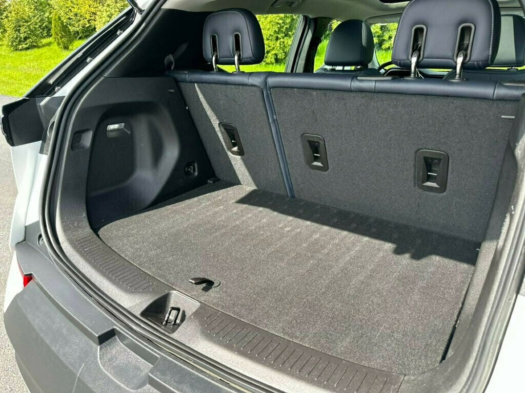 Vehicle image 31 of 33