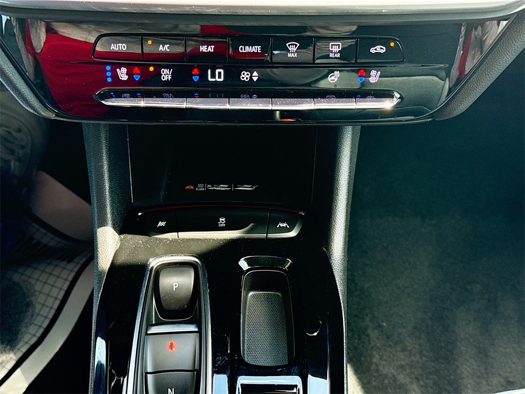 Vehicle image 23 of 32