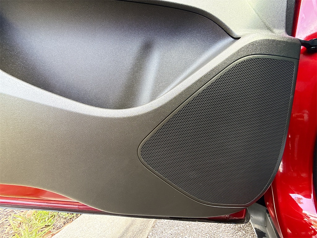 Vehicle image 25 of 32