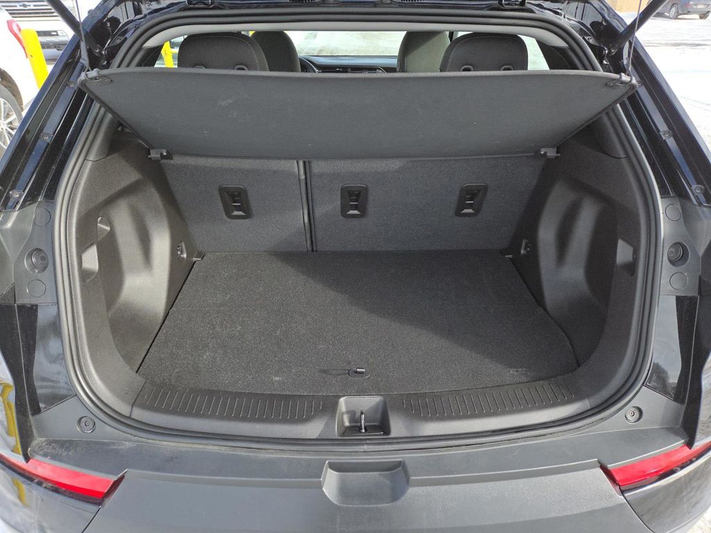 2023 Chevrolet Bolt EUV LT Image 9 of 30