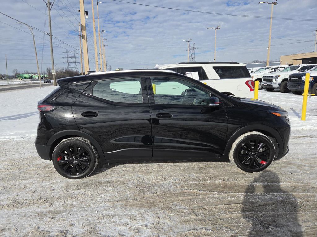 2023 Chevrolet Bolt EUV LT Image 3 of 30