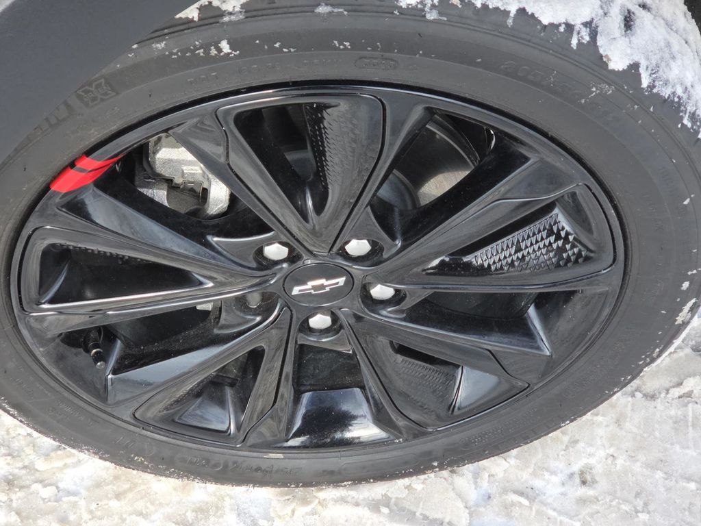 2023 Chevrolet Bolt EUV LT Image 8 of 30