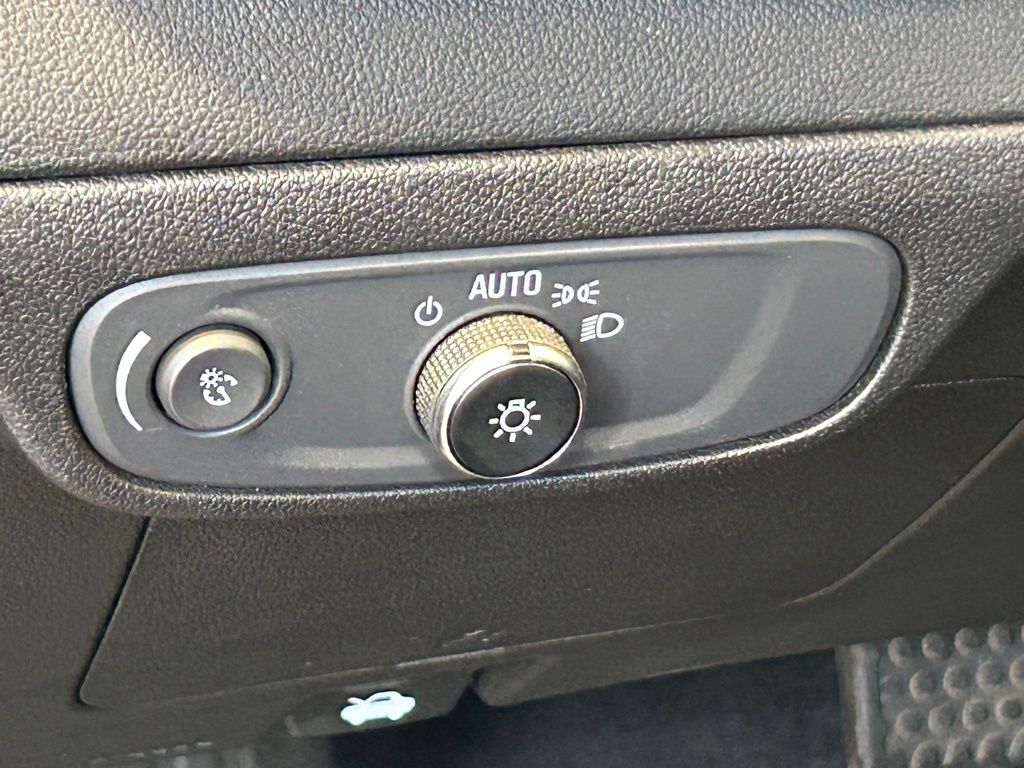 Vehicle image 32 of 41