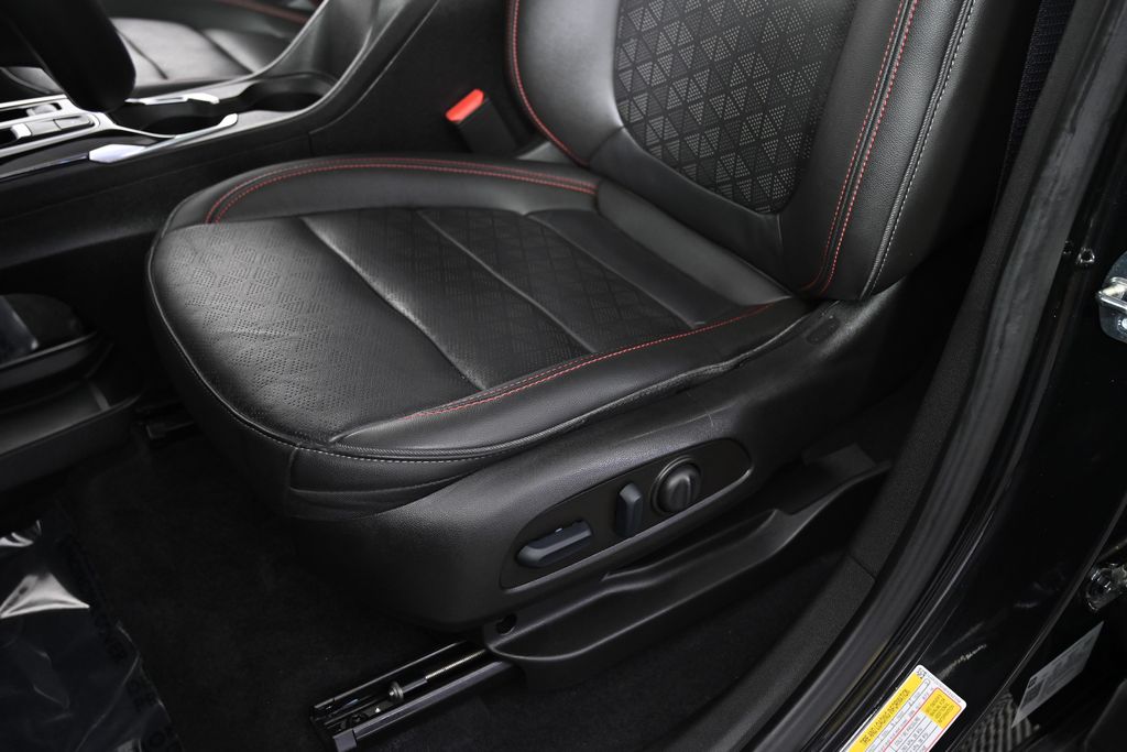 Vehicle image 25 of 38