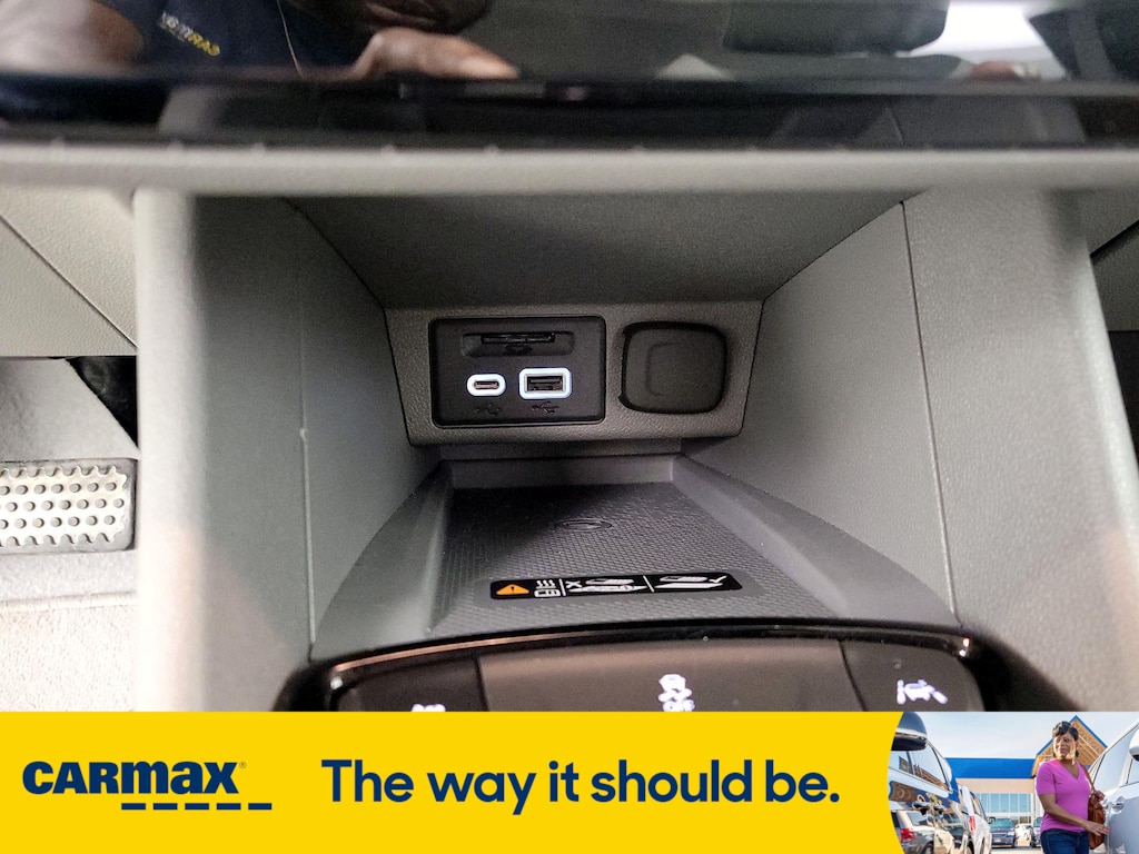 Vehicle image 21 of 29