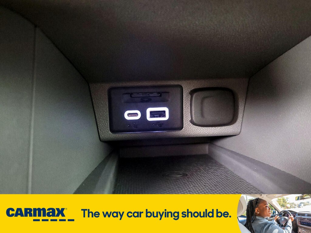 Vehicle image 23 of 28
