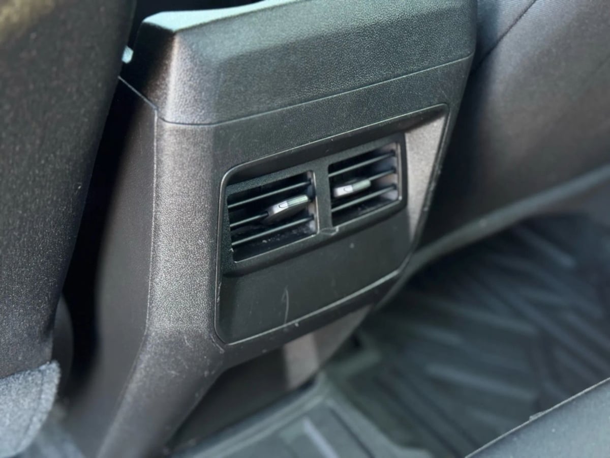 Vehicle image 25 of 32