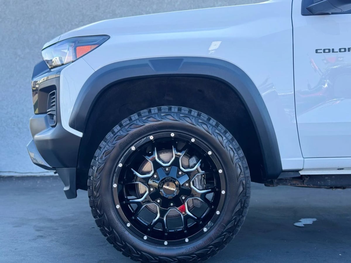 Vehicle image 11 of 32