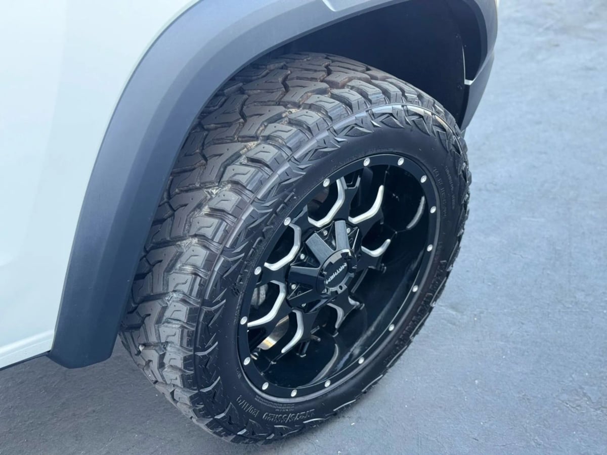 Vehicle image 10 of 32