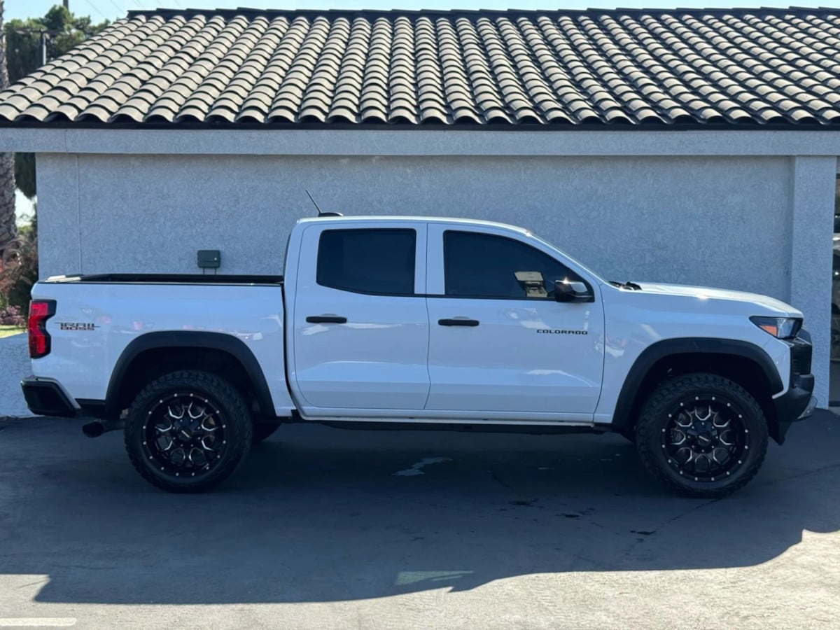 Vehicle image 4 of 32