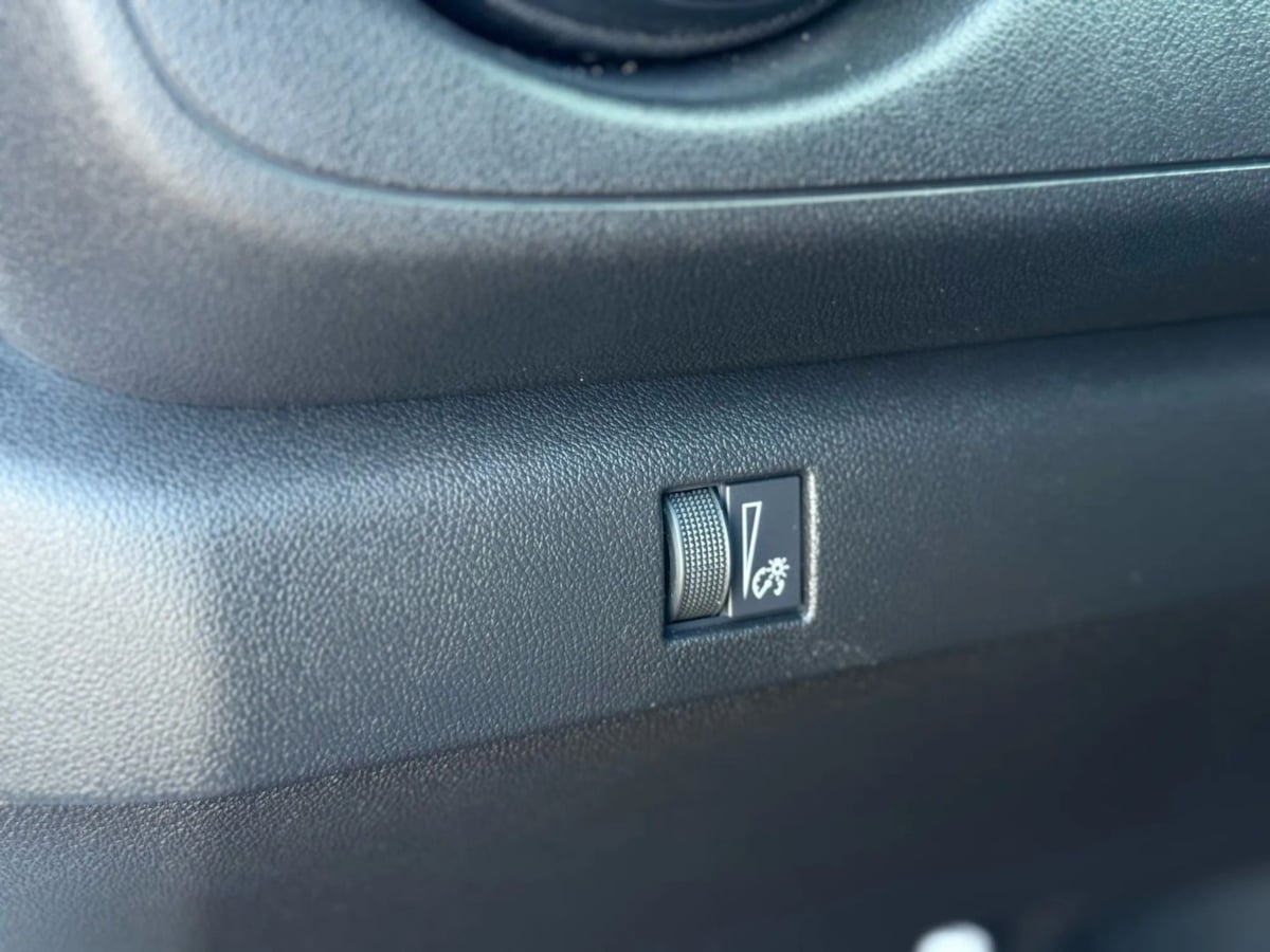 Vehicle image 23 of 32