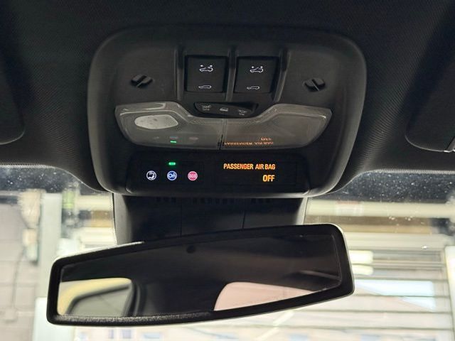 Vehicle image 47 of 52