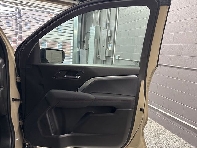 Vehicle image 33 of 52