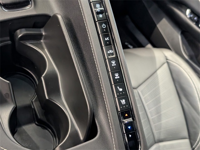 Vehicle image 21 of 26