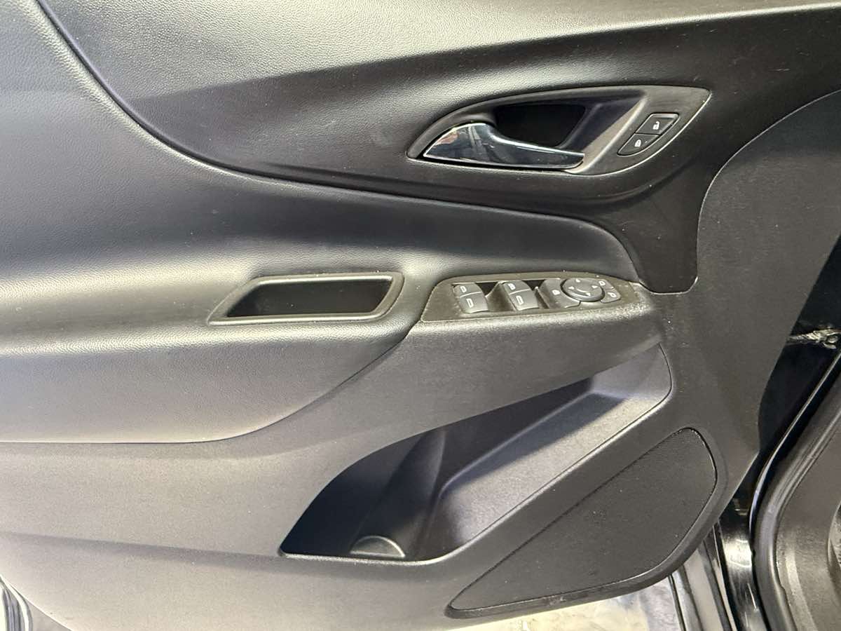 Vehicle image 33 of 45