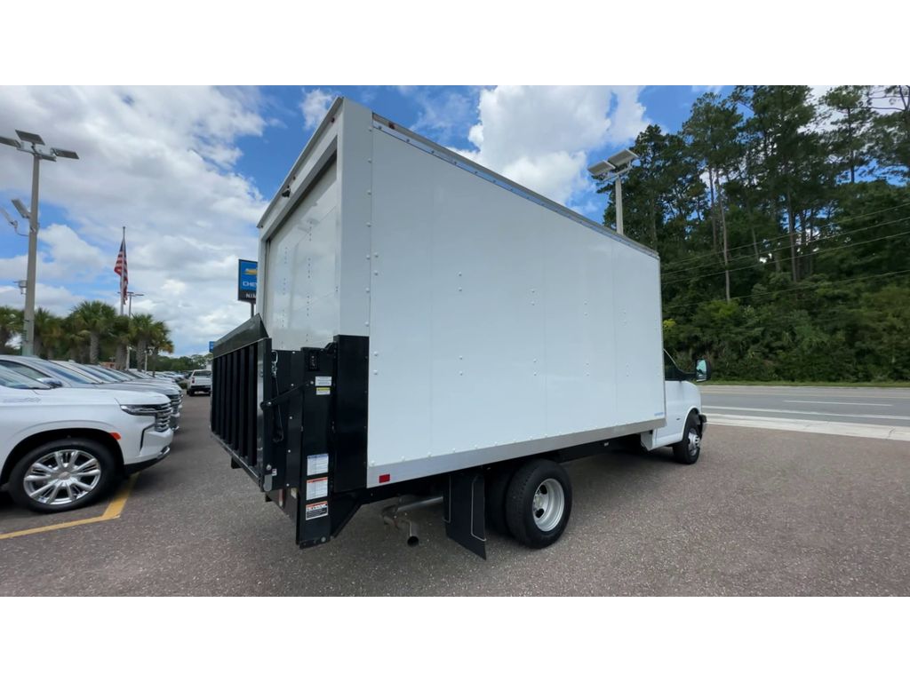 Vehicle image 8 of 15