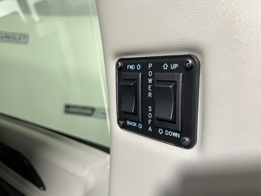 Vehicle image 27 of 46