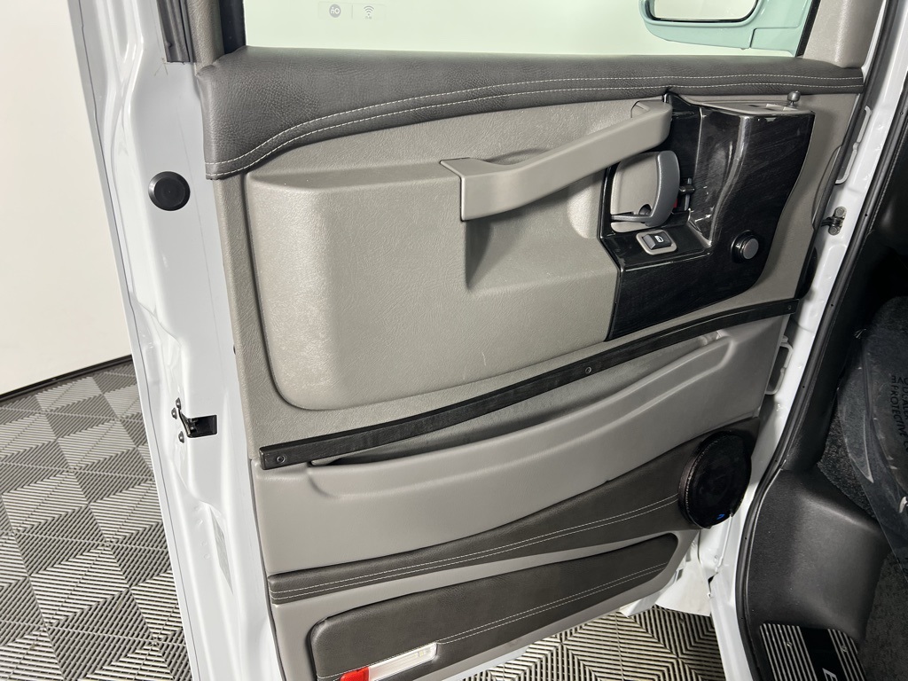 Vehicle image 13 of 46