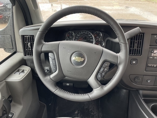 Vehicle image 13 of 19