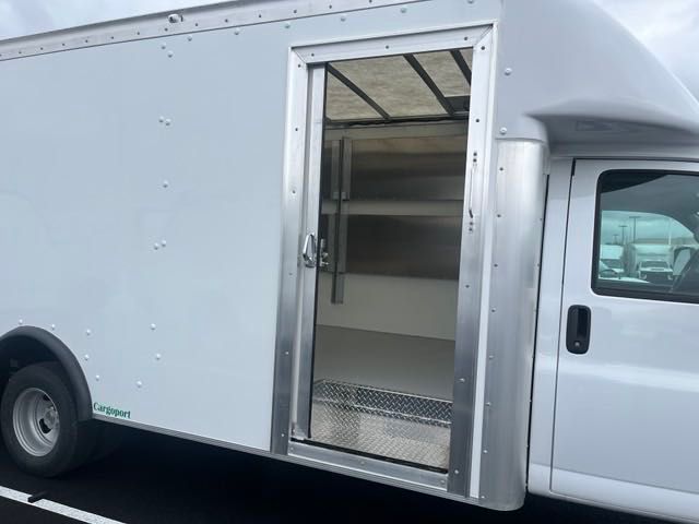 Vehicle image 5 of 17