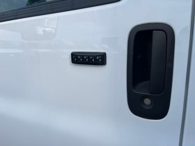 Vehicle image 15 of 21