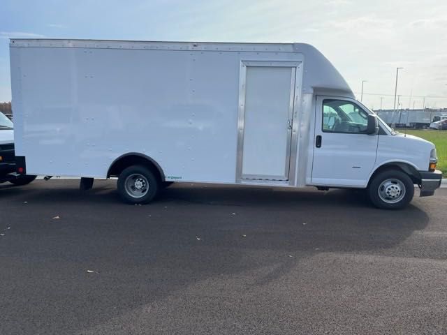 Vehicle image 5 of 21