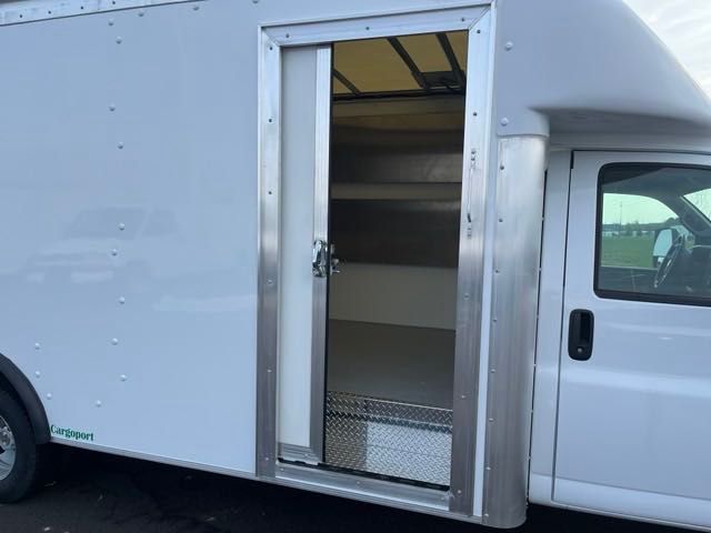 Vehicle image 8 of 21