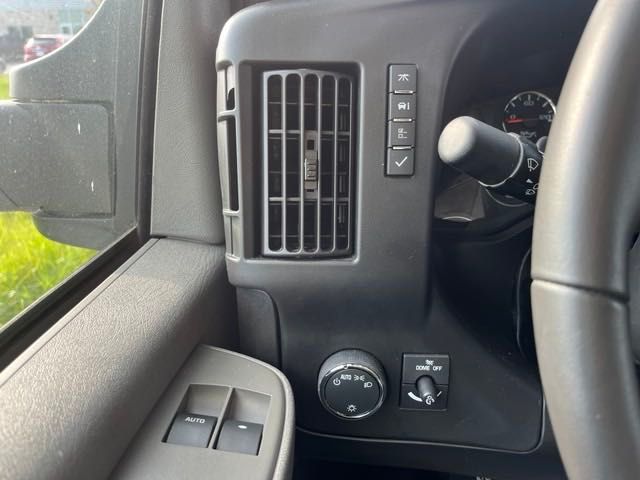 Vehicle image 10 of 21