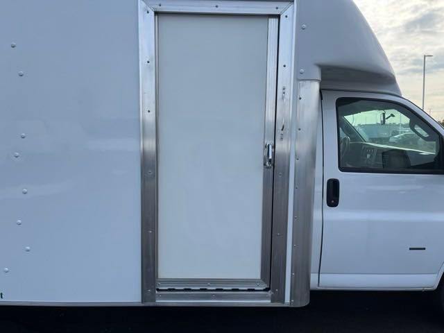 Vehicle image 16 of 21