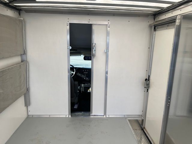Vehicle image 17 of 30