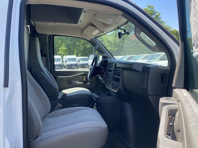 Vehicle image 28 of 33
