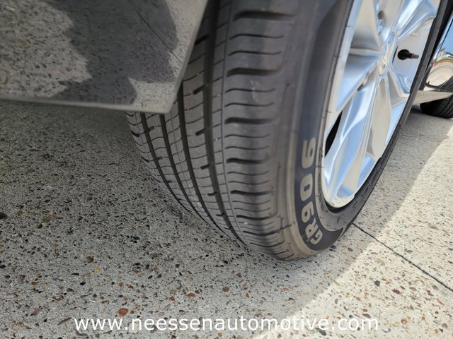 Vehicle image 10 of 32